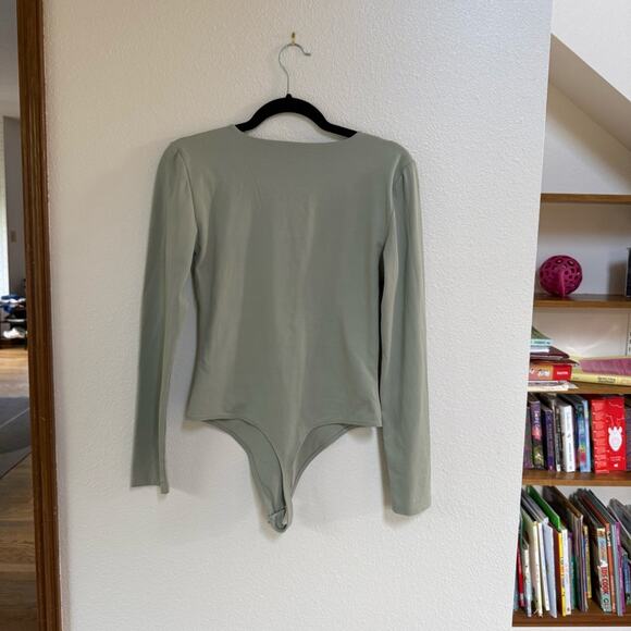 Aritzia Babaton Original Contour Crew Longsleeve in Green Size L - Picture 4 of 4